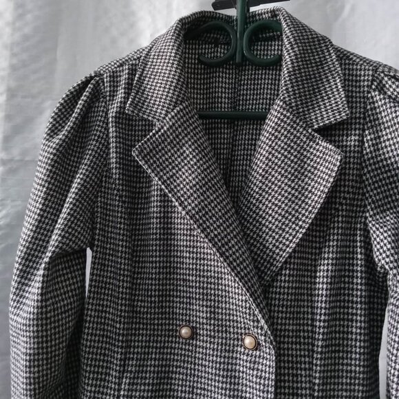 Beautiful houndstooth coat with a skirt at the back, double row of buttons... - Picture 15 of 16